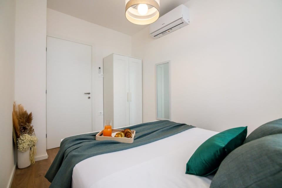 Bed, Bedroom, wardrobe, air conditioner