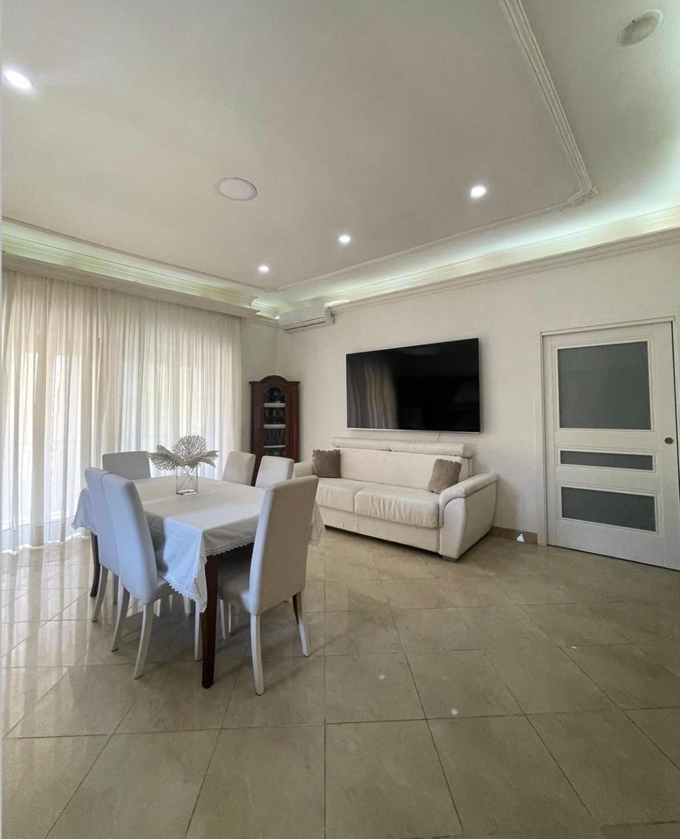 Communal lounge/ TV room, Dining area, air conditioner