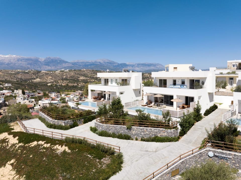 Property building, Day, Neighbourhood, Natural landscape, Bird's eye view, Mountain view, Pool view, Swimming pool