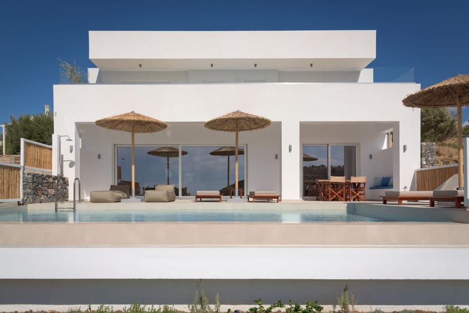 Property building, Balcony/Terrace, Swimming pool, sunbed