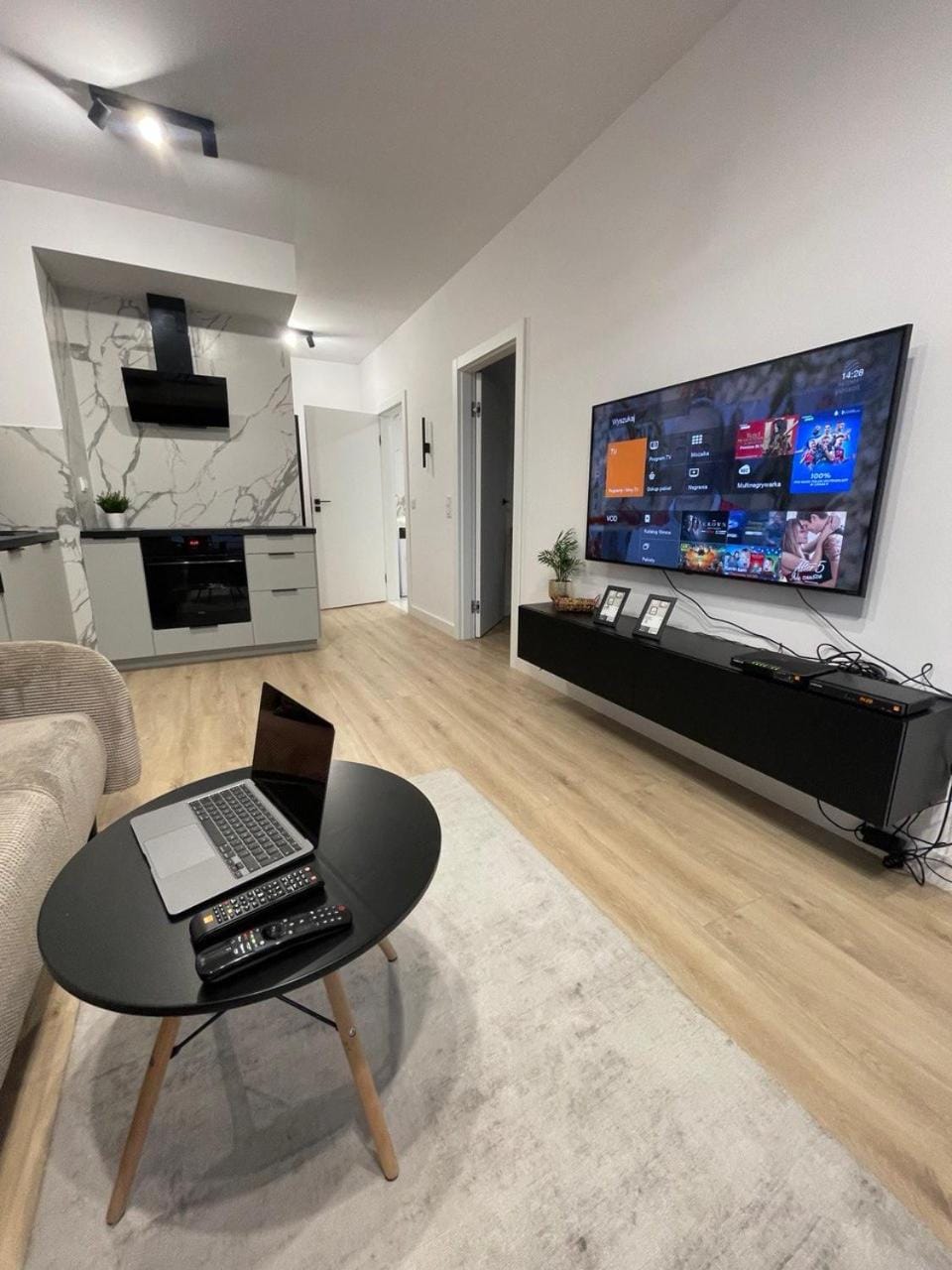 Communal lounge/ TV room, TV and multimedia, Living room, Seating area, Evening entertainment