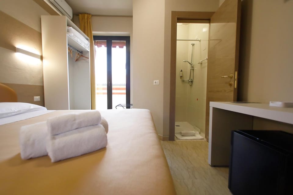 Shower, Bathroom, towels