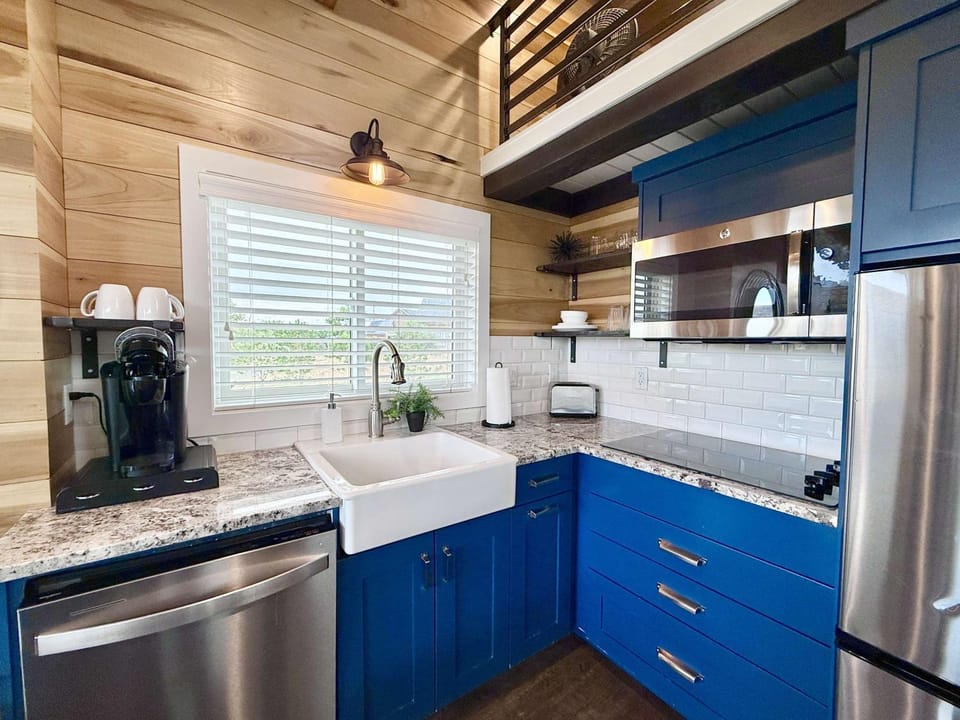 Kitchen or kitchenette, dishwasher