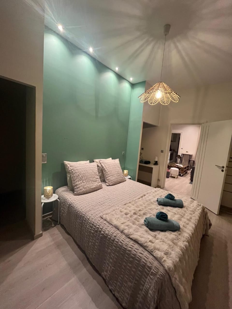 Bed, Photo of the whole room, Bedroom, towels