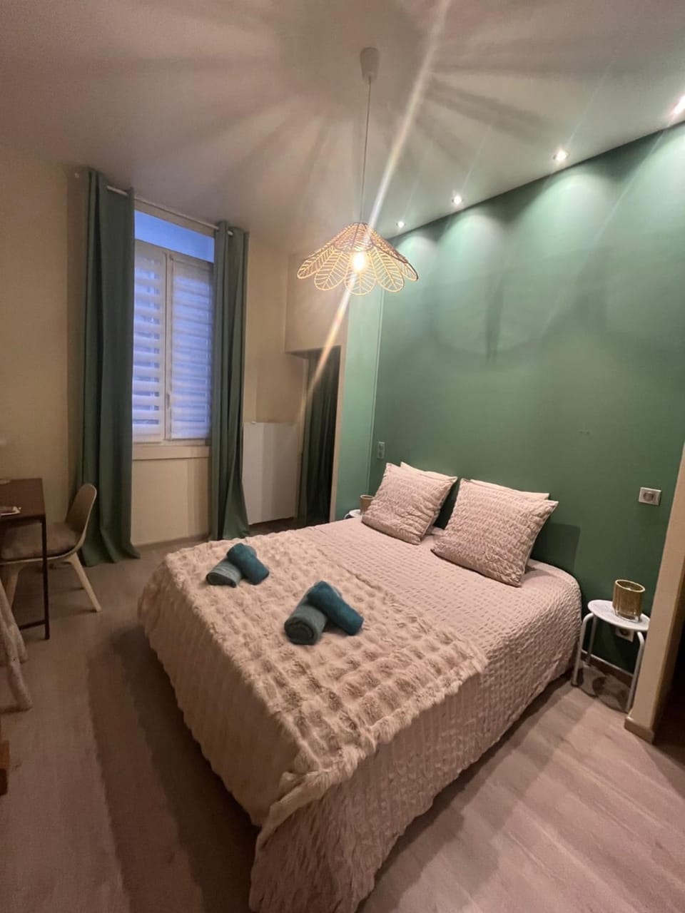 Bed, Photo of the whole room, Bedroom, towels