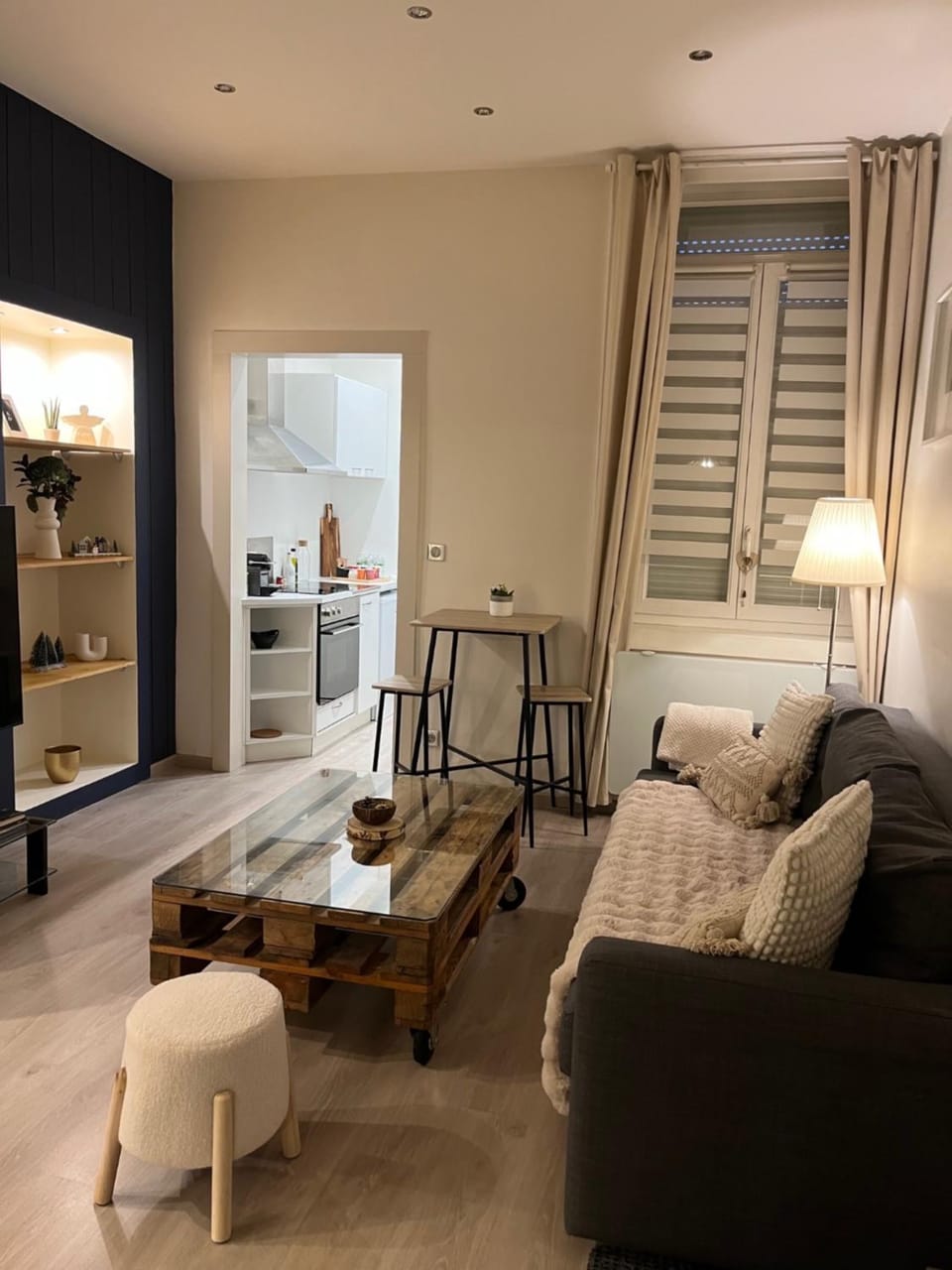 Living room, Seating area, Dining area