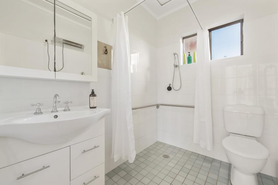 Shower, Toilet, Other, towels