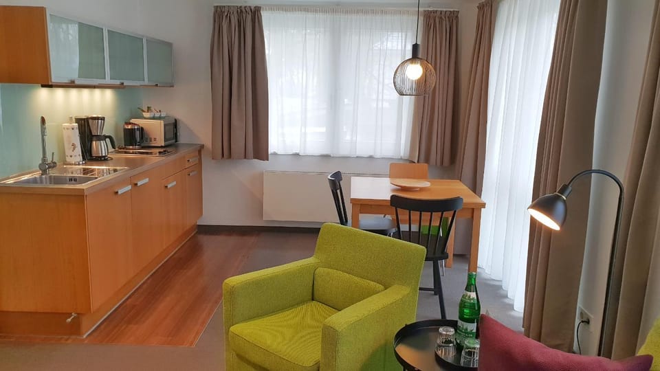 Coffee/tea facilities, Kitchen or kitchenette, Dining area