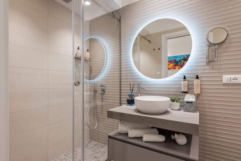 Shower, Toilet
