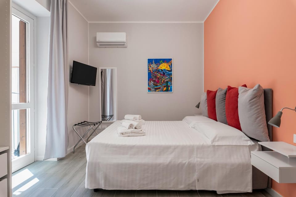Bed, TV and multimedia, Bedroom