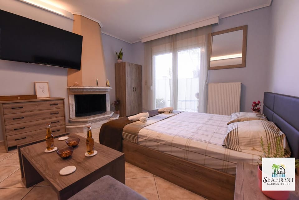Bed, TV and multimedia, Evening entertainment, Bedroom, towels