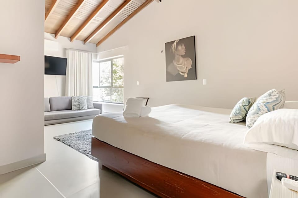 NEW Mansion with pool & jacuzzi, El poblado House in Medellin