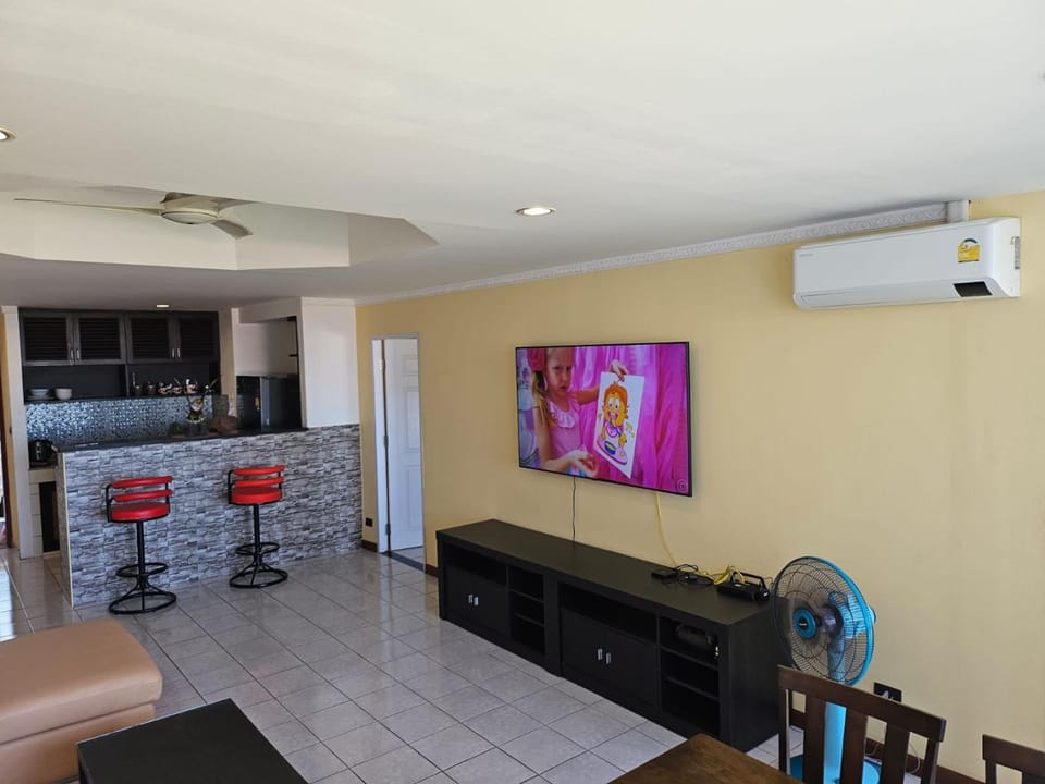 TV and multimedia, Kitchen or kitchenette, Living room, air conditioner