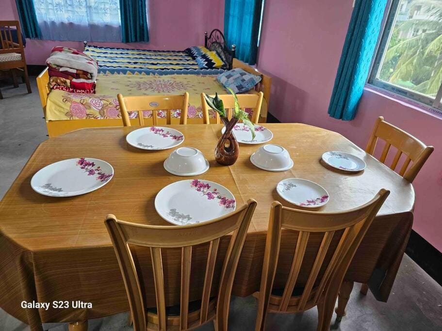 Dining area, Food