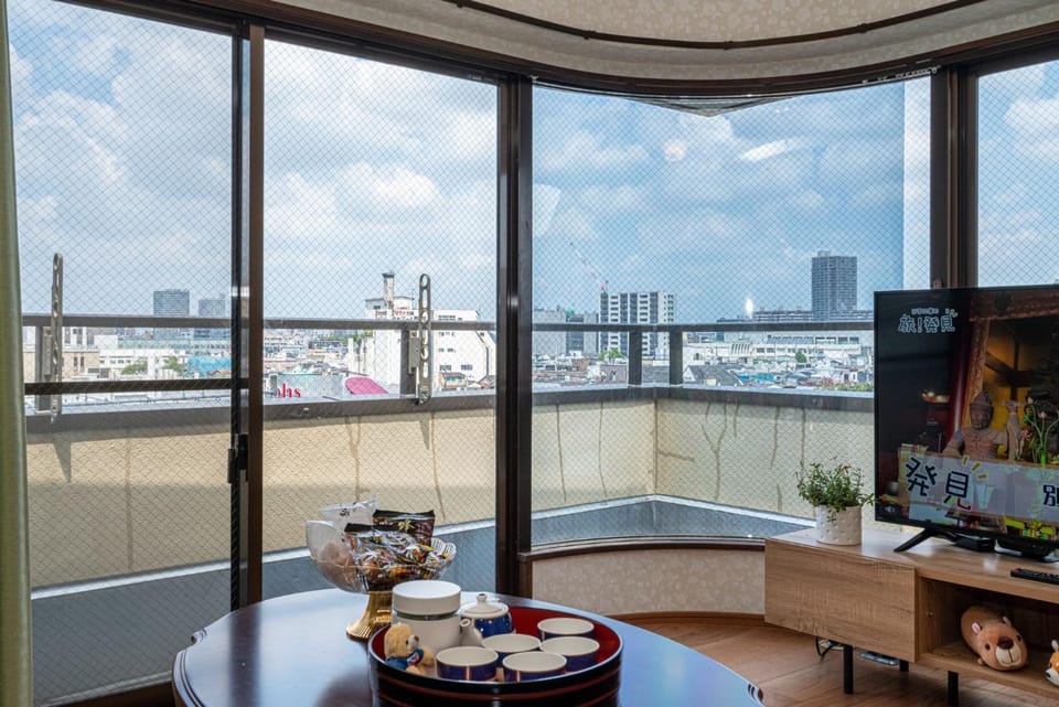 台東区広々吹き抜けリビングのメゾネットタイプのお家 Apartment in Japan