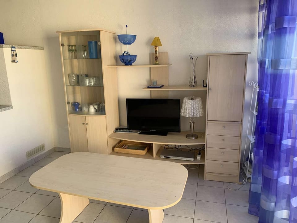 Appartement 2 pièces avec piscine et terrasse, parking privé, 4 pers., au Grau-du-Roi Apartment in Le Grau-du-Roi