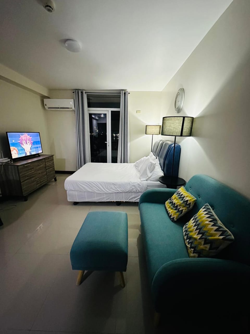 Bed, Living room, Photo of the whole room