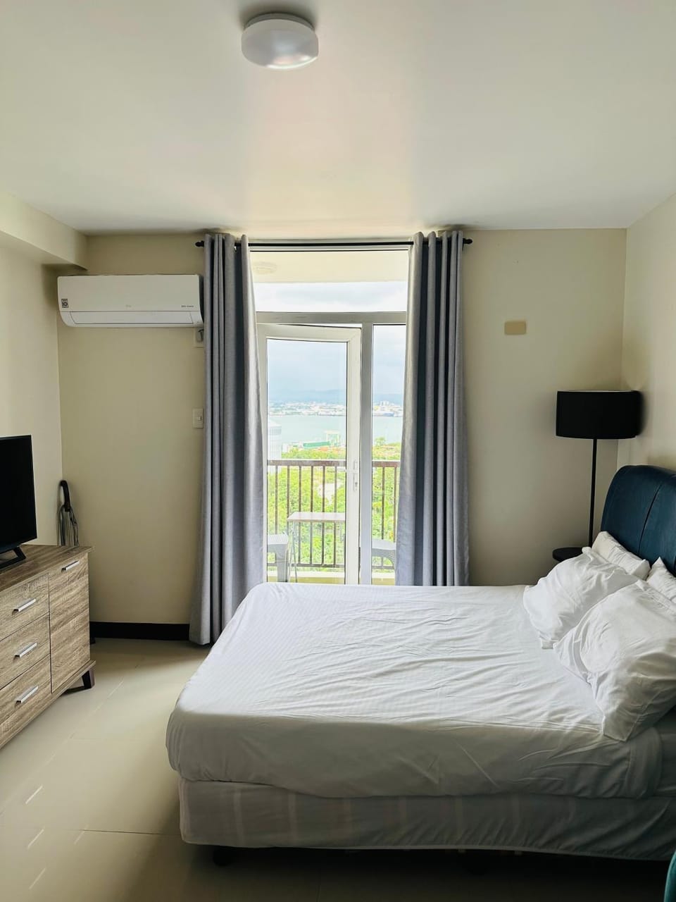 Bed, air conditioner
