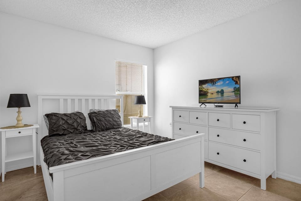 Bed, TV and multimedia, Bedroom