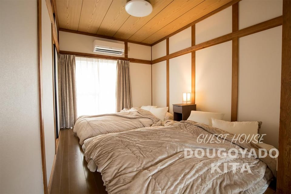 Photo of the whole room, Bedroom, air conditioner