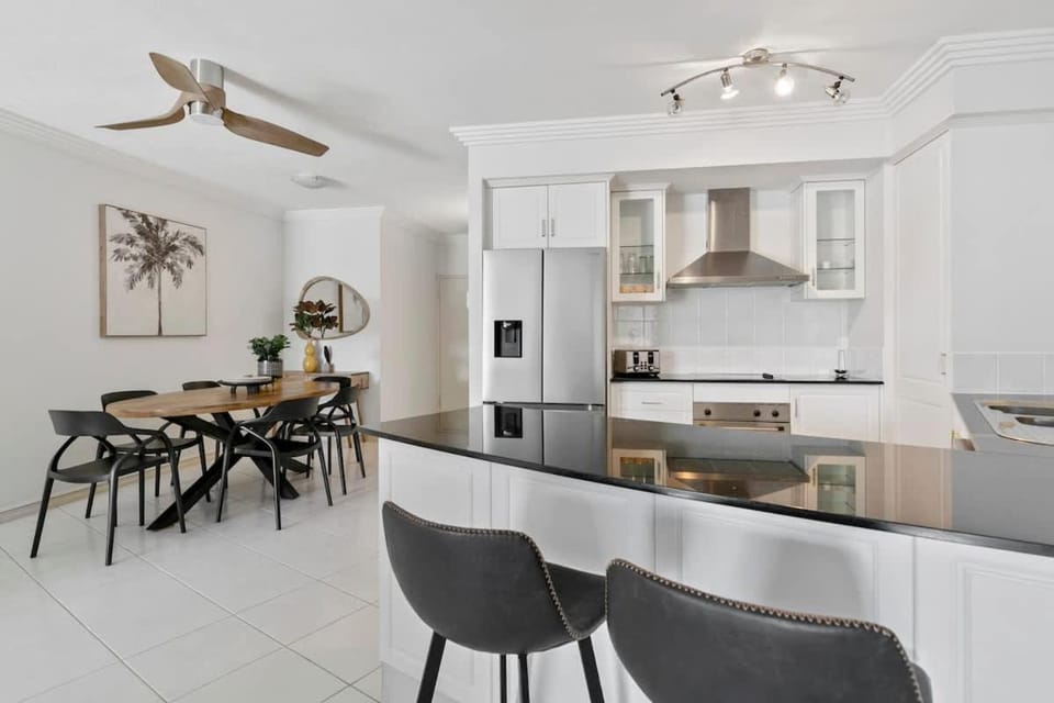 Kitchen or kitchenette, Seating area, Dining area, stove