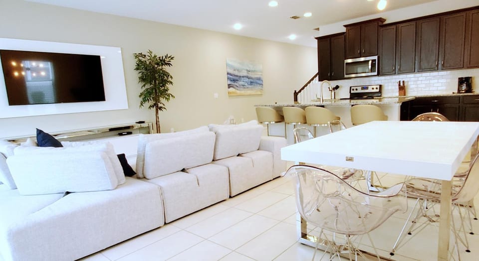 TV and multimedia, Living room, Seating area, Dining area