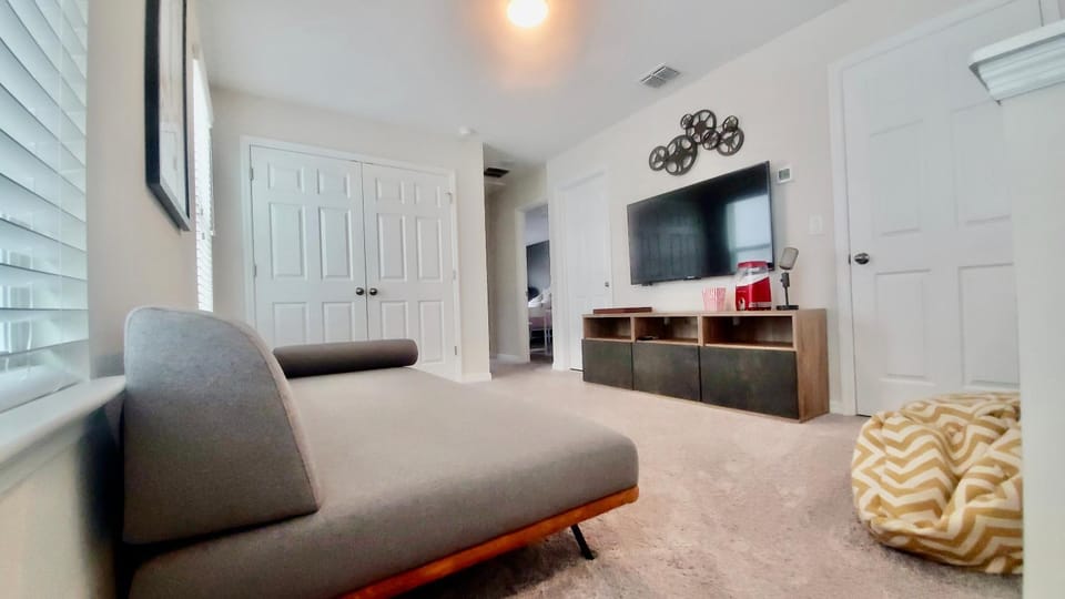 Communal lounge/ TV room, TV and multimedia, Seating area, Evening entertainment