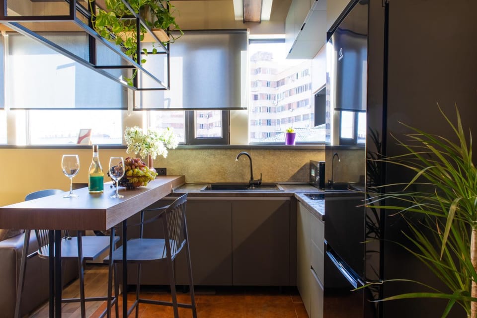 Kitchen or kitchenette, Dining area