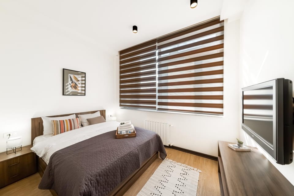 Bed, TV and multimedia, Bedroom