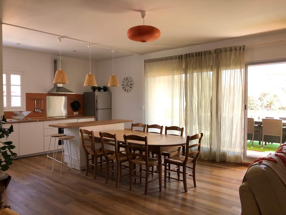 Kitchen or kitchenette, Living room, Dining area