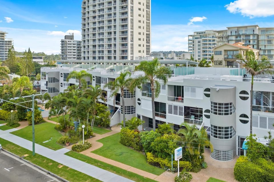 BEACHFRONT BLISS POSITIONED PERFECTLY IN COTTON TREE Apartment in Maroochydore
