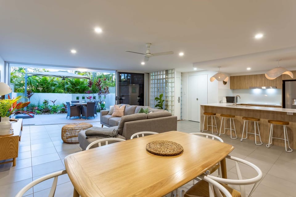 BEACHFRONT BLISS POSITIONED PERFECTLY IN COTTON TREE Apartment in Maroochydore