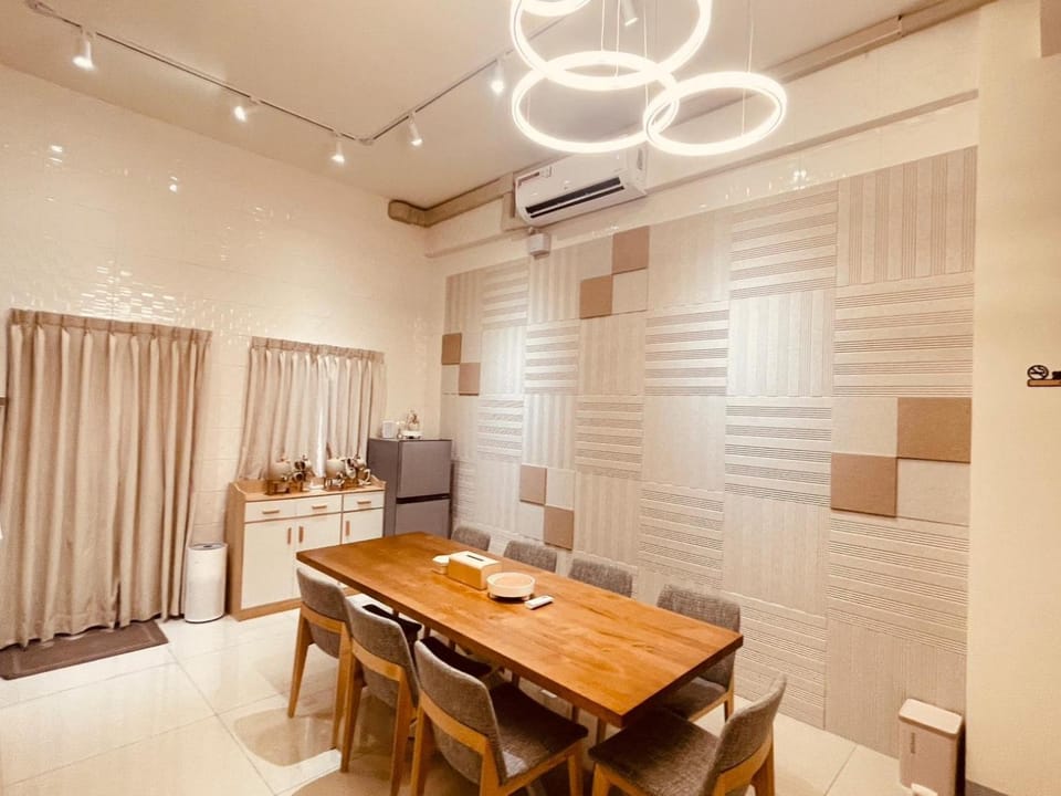 Kitchen or kitchenette, Dining area, minibar