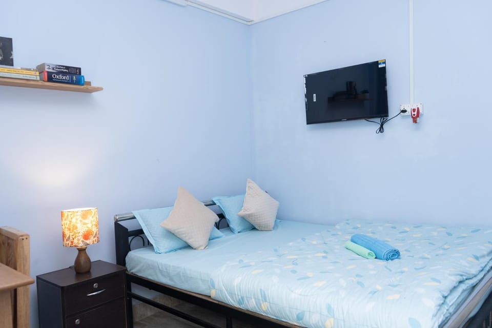 Bed, TV and multimedia, Photo of the whole room, Evening entertainment, Bedroom, hair dresser