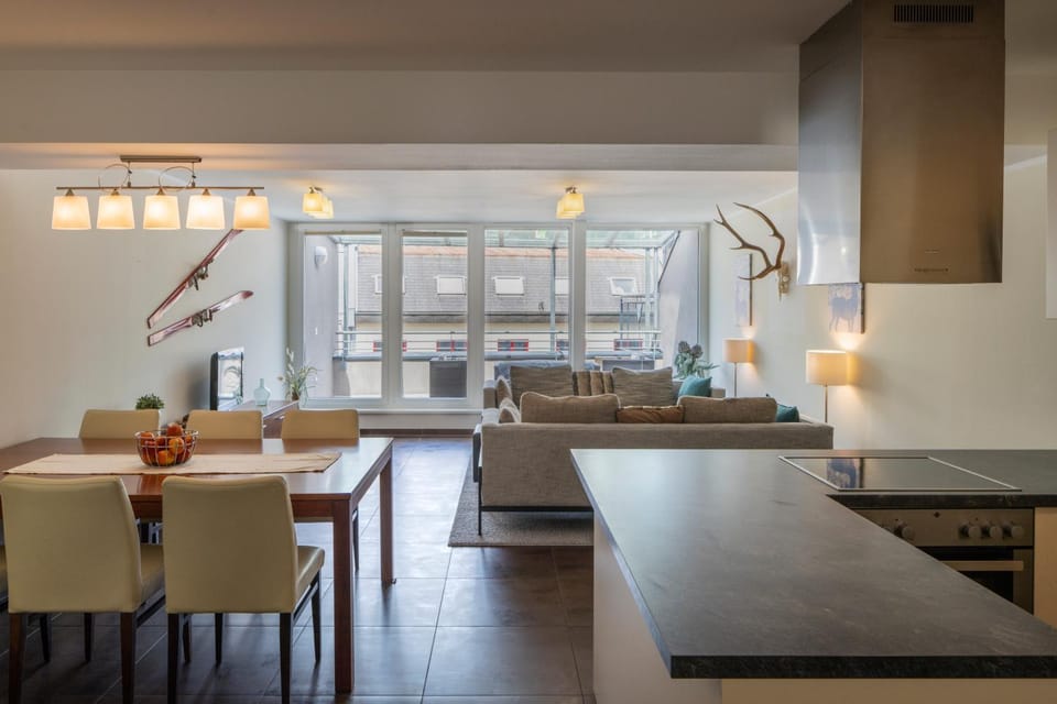 Kitchen or kitchenette, Living room, Seating area, Dining area