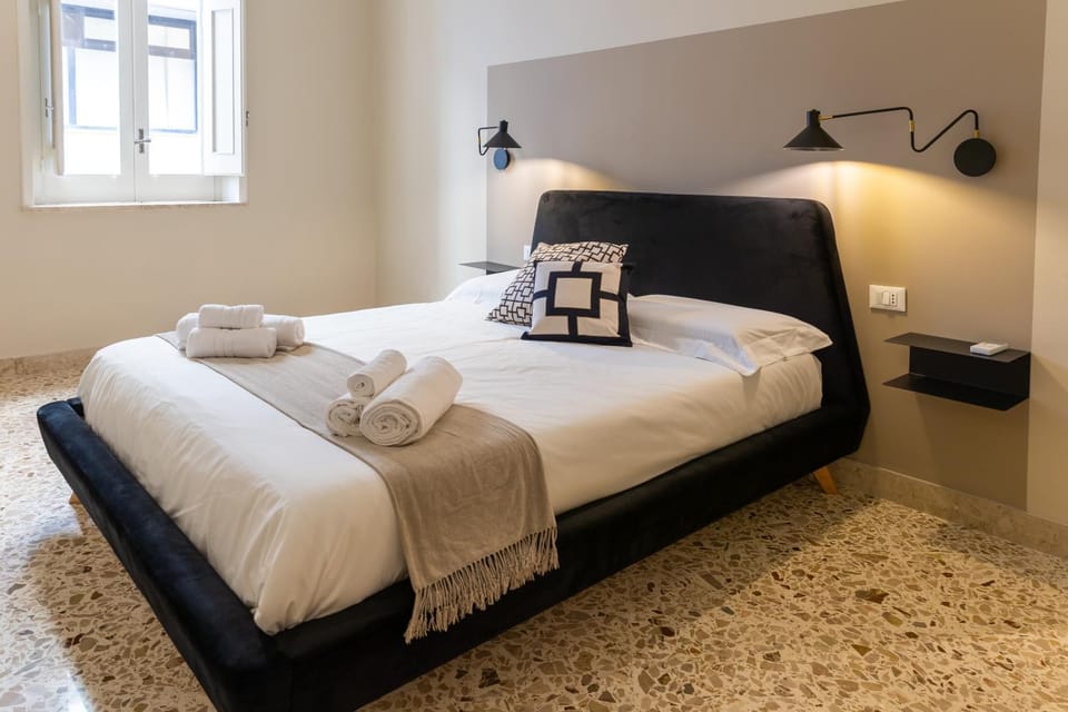Photo of the whole room, Bedroom, towels