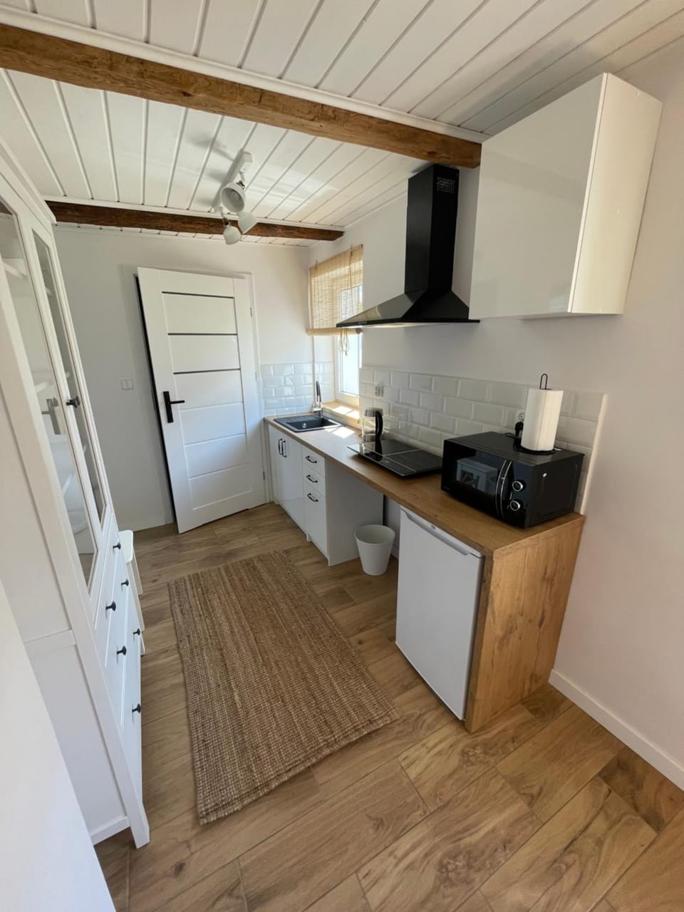 Kitchen or kitchenette, minibar, stove