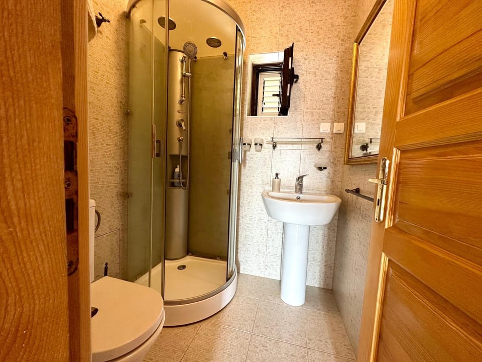 Shower, Toilet