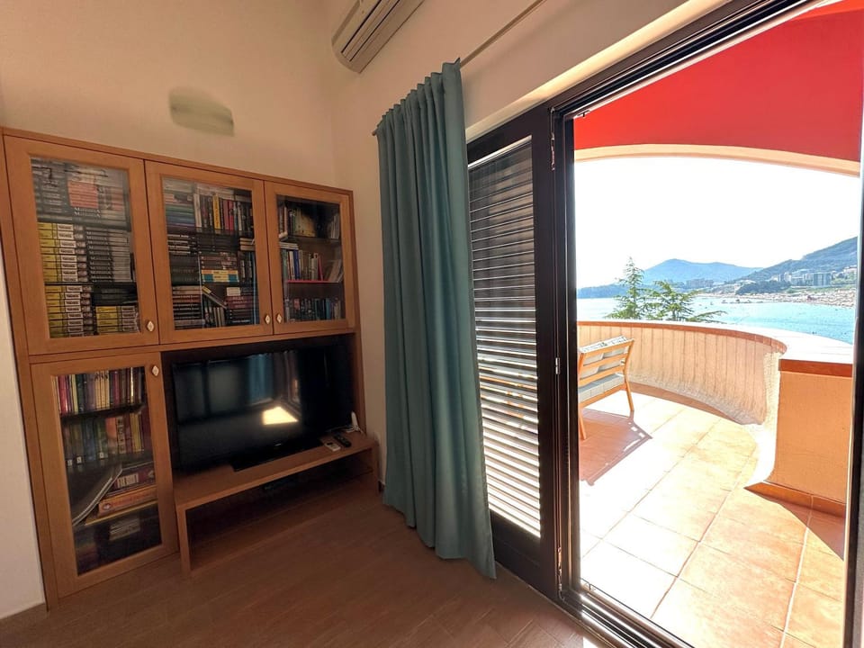 Library, Seating area, Mountain view, Sea view