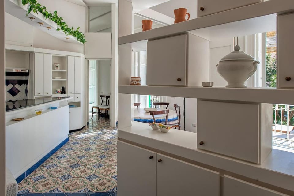 Kitchen or kitchenette, Seating area