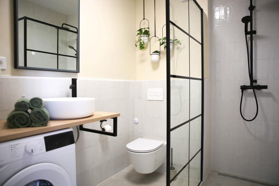 Shower, Toilet, Bathroom, towels