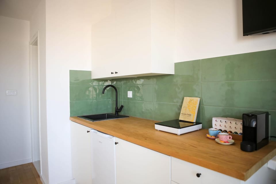 Coffee/tea facilities, Kitchen or kitchenette, stove