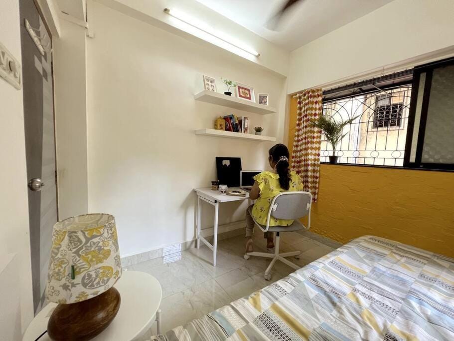 Bed, Library, TV and multimedia, Photo of the whole room, Seating area, Bedroom, hair dresser