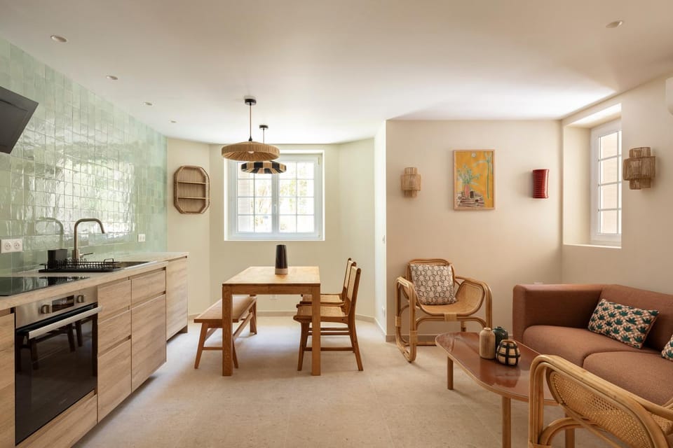 Kitchen or kitchenette, Living room, Seating area