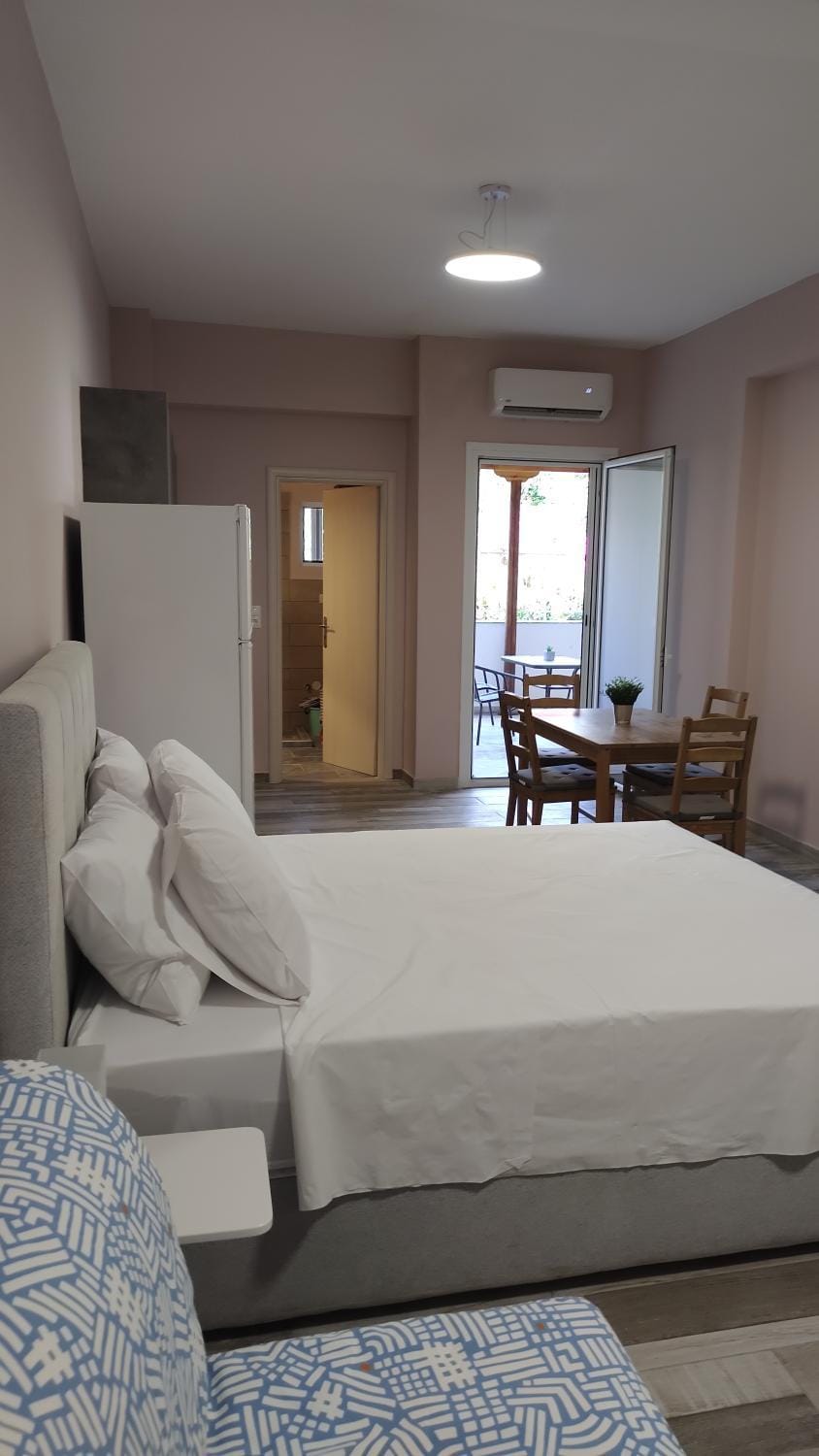 Bed, Living room, Photo of the whole room, Seating area, Dining area, Bedroom