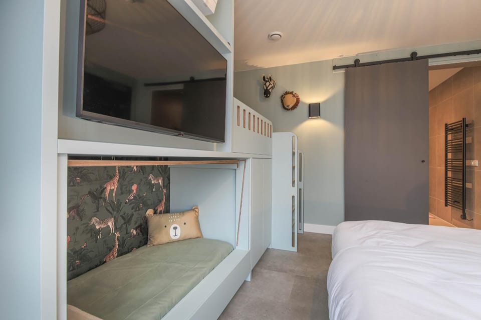 Bed, TV and multimedia, Photo of the whole room, Bedroom, wardrobe