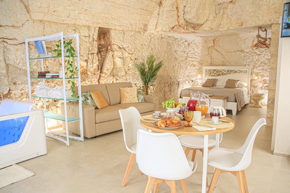 Living room, Food and drinks, Seating area, Dining area, Food
