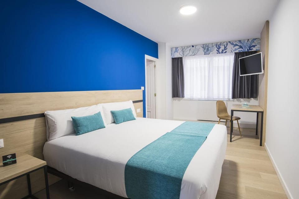 Bed, TV and multimedia, Photo of the whole room, Bedroom