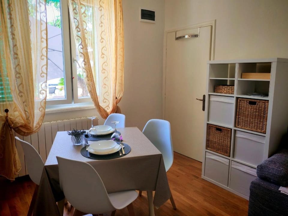 Seating area, Dining area
