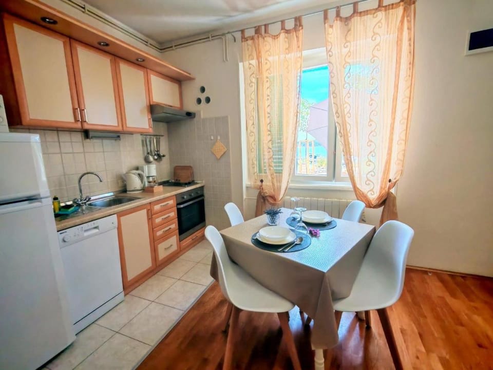 Kitchen or kitchenette, Dining area, oven, pet friendly, stove